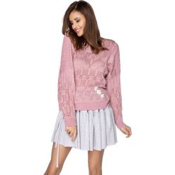 Oversize'owy sweter z dekoltem w serek na plecach. Swetry damskie Made in Poland, uniwersalny, bez wzorów, z bawełny, bez rękawów, bez kaptura. Za 109,00 zł.
