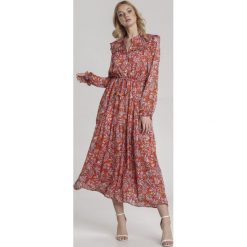 Czerwona Sukienka Aanya. Czerwone sukienki damskie Renee, na imprezę, xl, z nadrukiem, retro, z okrągłym kołnierzem, bez rękawów, długie, maxi, rozkloszowane. Za 139,99 zł.
