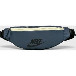 Nike Sportswear - Nerka. Niebieskie walizki marki Nike Sportswear, w paski, z poliesteru. Za 79,90 zł.