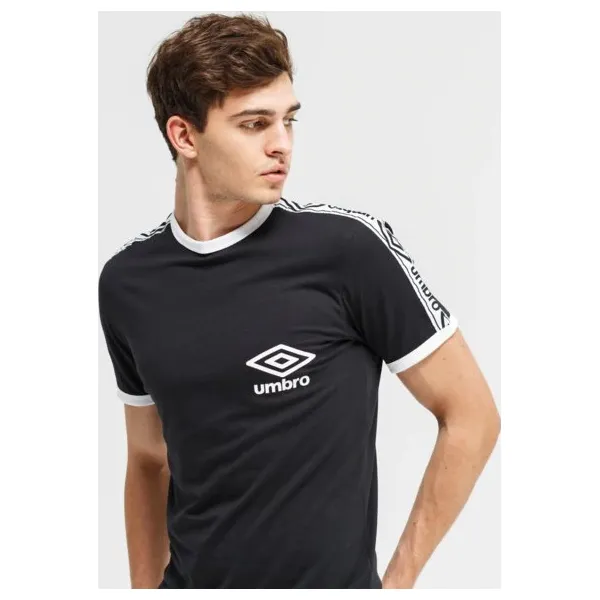 Umbro Koszulka Ss Taped Ringer , czarny, rozmiar XXL. Czarne koszulki męskie Umbro, xxl, bez wzorów, z materiału, bez kołnierzyka, bez rękawów. W wyprzedaży za 47,99 zł.