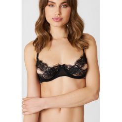 Bluebella Biustonosz Tiana - Black. Czarne biustonosze bardotka BlueBella, z haftami, z koronki. W wyprzedaży za 89,18 zł.