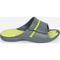 Crocs - Klapki. Szare kapcie męskie marki Crocs, bez wzorów, z gumy. W wyprzedaży za 129,90 zł.