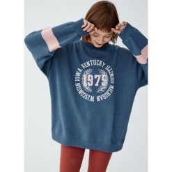 Bluza college z naszywką. Niebieskie bluzy damskie Pull&Bear, z aplikacjami, bez rękawów, bez kaptura. Za 89,90 zł.