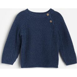 Bawełniany sweter z ozdobnym splotem - Granatowy. Niebieskie swetry męskie Reserved, bez wzorów, z bawełny, bez kołnierzyka, bez kaptura. Za 59,99 zł.