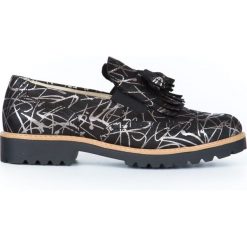 Wsuwane półbuty z frędzlami - skóra naturalna - model 247 - srebrny wzór. Szare półbuty damskie Zapato, bez wzorów, ze skóry, bez obcasa, bez zapięcia. W wyprzedaży za 173,40 zł.