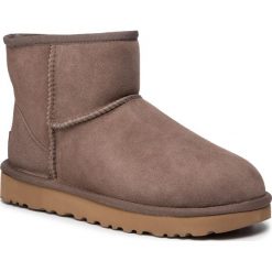 Buty UGG - W Classic Mini II 1016222 Mile. Pomarańczowe kozaki damskie Ugg, na zimę, ze skóry. W wyprzedaży za 489,00 zł.