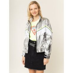 Kurtka bomber Guess Anthia W01L90 WCOE0. Szare kurtki damskie Guess, xs, z aplikacjami, z poliamidu, bez kaptura. W wyprzedaży za 479,00 zł.