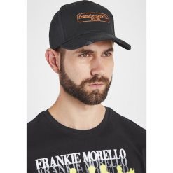 CZAPKA Z DASZKIEM FRANKIE MORELLO. Czapki męskie Frankie Morello, na zimę, bez wzorów, sportowe. W wyprzedaży za 227,40 zł.