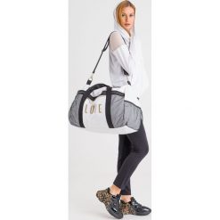 TOREBKA Liu Jo. Białe torebki damskie sportowe Liu Jo, w paski, z tkaniny, sportowe, na ramię, bez dodatków. Za 399,00 zł.