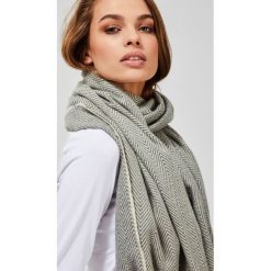 Szalik w jodełkę. Szare szaliki damskie Moodo, bez wzorów, z poliesteru. Za 59,99 zł.