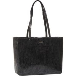 Torebka DKNY - Sally R94ASG25 Blk/Gold BGD. Czarne torebki klasyczne damskie DKNY, bez wzorów, ze skóry, klasyczne, bez dodatków. W wyprzedaży za 719,00 zł.