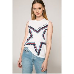 Tommy Jeans - Top. Białe topy damskie marki Tommy Jeans, l, z nadrukiem, z bawełny, z okrągłym kołnierzem. W wyprzedaży za 99,90 zł.