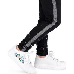 Buty sportowe dziecięce N/M E22-71 Biało-Srebr. Białe buty dziewczęce sportowe N/M, z aplikacjami, z tworzywa sztucznego, na sznurówki. Za 49,00 zł.