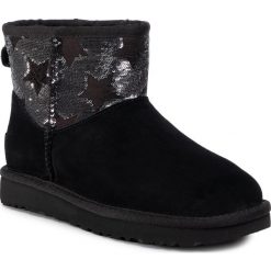 Buty UGG - W Classic Mini Sequin Stars 1109441 Blk. Czarne kozaki damskie Ugg, na zimę, z wełny, bez zapięcia. Za 739,00 zł.