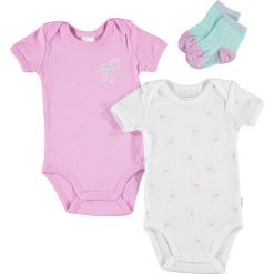 3-częściowy zestaw w kolorze różowo-białym. Różowe body niemowlęce Schiesser Girls, w paski, z bawełny, bez rękawów. W wyprzedaży za 42,95 zł.