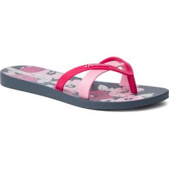 Japonki IPANEMA - Kirei Silk IV Fem 82595 Blue/Pink 20502. Różowe klapki damskie Ipanema, bez wzorów, z tworzywa sztucznego, bez obcasa. W wyprzedaży za 59,99 zł.