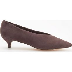 Skórzane czółenka na niskim obcasie - Fioletowy. Fioletowe buty ślubne damskie marki Reserved, na niskim obcasie. Za 199,99 zł.