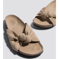 Klapki damskie: Andrea Hedenstedt x NA-KD Klapki z kokardą – Beige