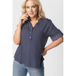 Granatowa Bluzka Peisinos. Niebieskie bluzki damskie Born2be, na co dzień, xl, bez wzorów, eleganckie, bez kołnierzyka, z krótkim rękawem. Za 59,99 zł.