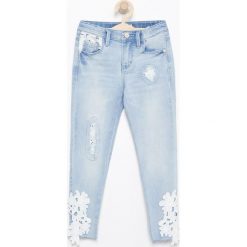 Jeansy slim z koronkowymi detalami - Niebieski. Niebieskie jeansy dziewczęce marki Reserved, z jeansu. W wyprzedaży za 49,99 zł.