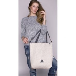 Torba na ramię kość słoniowa. Białe torebki klasyczne damskie marki Pakamera, w paski. Za 139,00 zł.