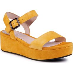 Sandały ECCO - Elevate Plateau Sandal 20901305366 Merigold. Żółte klapki damskie ecco, bez wzorów, ze skóry, bez obcasa, na koturnie. W wyprzedaży za 439,00 zł.