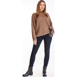 Oversize'owy sweter z kokardą brązowy. Pomarańczowe swetry damskie . Za 87,53 zł.