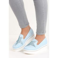 Jasnoniebieskie Slip On Stern. Szare koturny damskie marki Born2be, z okrągłym noskiem, na wysokim obcasie, na platformie, bez zapięcia. Za 69,99 zł.