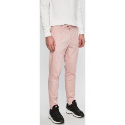 Scotch & Soda - Spodnie. Różowe spodnie męskie Scotch & Soda, na co dzień, bez wzorów, z elastanu, casualowe. W wyprzedaży za 269,90 zł.