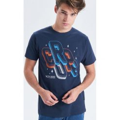 Koszulka z napisem Granatowy. Niebieskie koszulki męskie Cropp, s, z napisami, bez kołnierzyka, bez rękawów. Za 29,99 zł.
