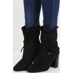 Czarne Botki Stop Crying. Czarne botki damskie Born2be, z okrągłym noskiem, na wysokim obcasie, na słupku, bez zapięcia. Za 44,99 zł.