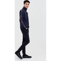 Czarne jeansy skinny fit z przetarciami. Czarne jeansy męskie Pull & Bear. Za 69,90 zł.
