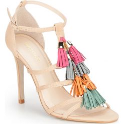 Buty damskie. Szare klapki damskie Wittchen, bez wzorów, ze skóry, bez obcasa, na szpilce. W wyprzedaży za 299,90 zł.