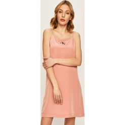 Calvin Klein Jeans - Sukienka. Czarne sukienki damskie Calvin Klein Jeans, na co dzień, l, z nadrukiem, z poliesteru, casualowe, z okrągłym kołnierzem, bez rękawów, mini, proste. W wyprzedaży za 249,90 zł.