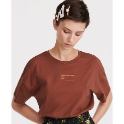 T-shirt z cytatem - Brązowy. Pomarańczowe t-shirty damskie Reserved, s, bez wzorów, bez kołnierzyka. Za 29,99 zł.