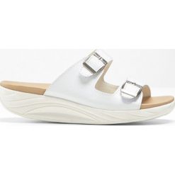 Klapki bonprix biały. Białe klapki damskie bonprix, w paski, bez obcasa. Za 32,99 zł.