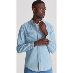 Jeansowa koszula regular fit - Niebieski. Niebieskie koszule męskie Reserved, s, bez wzorów, z jeansu, bez kołnierzyka, bez rękawów. Za 79,99 zł.