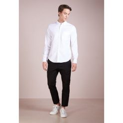 J.CREW MENS STRETCH OXFORD SLIM FIT Koszula white. Białe koszule męskie slim marki J.CREW, z bawełny. Za 349,00 zł.