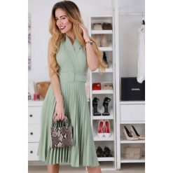 Sukienka VILEMINA MINT. Zielone sukienki damskie IVET, na co dzień, bez wzorów, eleganckie, bez kołnierzyka, bez rękawów, plisowane. W wyprzedaży za 99,00 zł.
