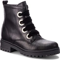 Trapery TOMMY JEANS - Metallic Cleated Lac EN0EN00339 Black 990. Czarne trapery damskie Tommy Jeans, z jeansu, bez obcasa, bez zapięcia. W wyprzedaży za 389,00 zł.