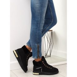 Trampki ocieplane czarne W19-25 BLACK. Czarne trampki i tenisówki damskie obuwie damskie, z aplikacjami, ze skóry ekologicznej, bez zapięcia. Za 64,38 zł.