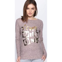 Różowa Bluzka Just Look. Różowe bluzki damskie z długim rękawem marki Born2be, xl, z nadrukiem, z okrągłym kołnierzem. Za 34,99 zł.