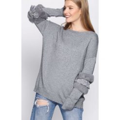 Szary Sweter Body On Me. Szare bez kategorii marki Born2be, uniwersalny, z okrągłym kołnierzem. Za 74,99 zł.