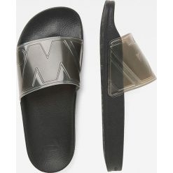 G-Star Raw - Klapki. Czarne klapki damskie G-Star RAW, bez wzorów, z materiału, bez obcasa. W wyprzedaży za 179,90 zł.