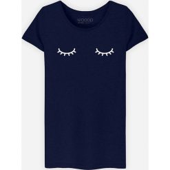 Koszulka "Eyes Closed" w kolorze granatowym. Niebieskie koszulki damskie Wooop, s, z nadrukiem, z bawełny, z okrągłym kołnierzem. W wyprzedaży za 59,95 zł.