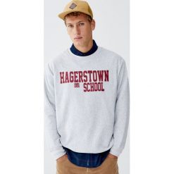Bluza college „Hagerstown School”. Szare bluzy męskie Pull&Bear, m, bez wzorów, bez kołnierzyka, bez rękawów, bez kaptura. Za 89,90 zł.