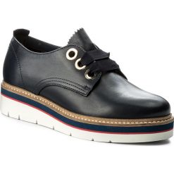Oxfordy TOMMY HILFIGER - Manon 4A FW0FW02622 Tommy Navy 406. Niebieskie półbuty damskie TOMMY HILFIGER, ze skóry, na koturnie. Za 599,00 zł.