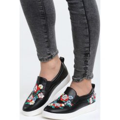 Czarne Slip On Dolka. Czarne tenisówki damskie Born2be, z aplikacjami. Za 39,99 zł.