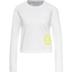 Bluza Calvin Klein Jeans J20J211485. Białe bluzy damskie Calvin Klein Jeans, s, bez wzorów, z bawełny, bez rękawów, bez kaptura. W wyprzedaży za 269,00 zł.