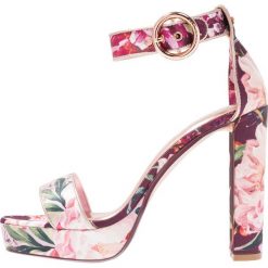 Ted Baker Sandały na obcasie serenity. Czerwone rzymianki damskie Ted Baker, z materiału, na obcasie. Za 759,00 zł.